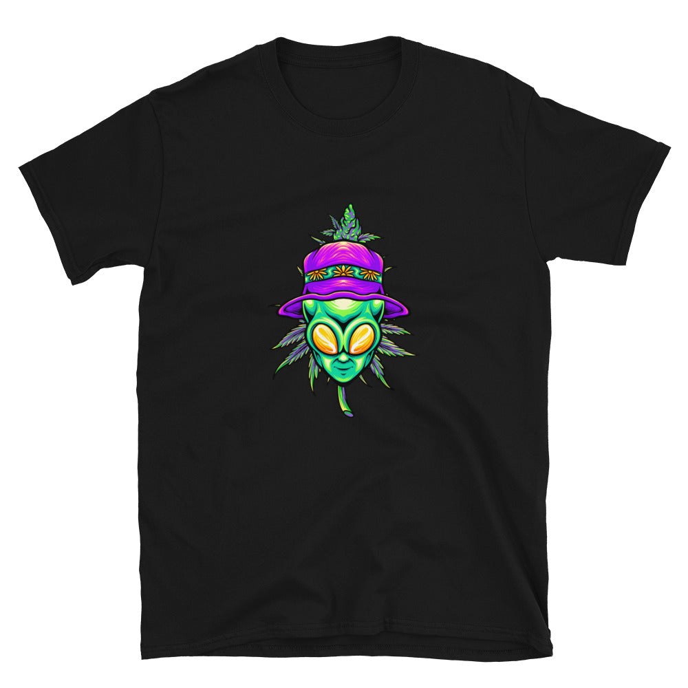 Sommerlicher Alien-Kopf mit Cannabis-Unkrautblatt-Pflanze. Passgenaues Unisex-Softstyle-T-Shirt