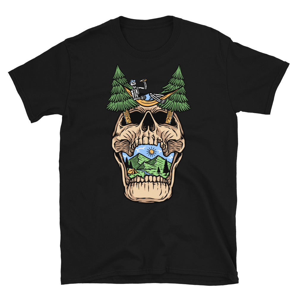 Der Totenkopf entspannt sich auf dem Berg. Fit Unisex Softstyle T-Shirt