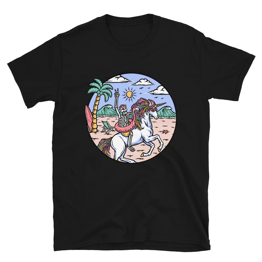 Totenkopf reitet auf einem Einhorn am Strand. Fit Unisex Softstyle T-Shirt