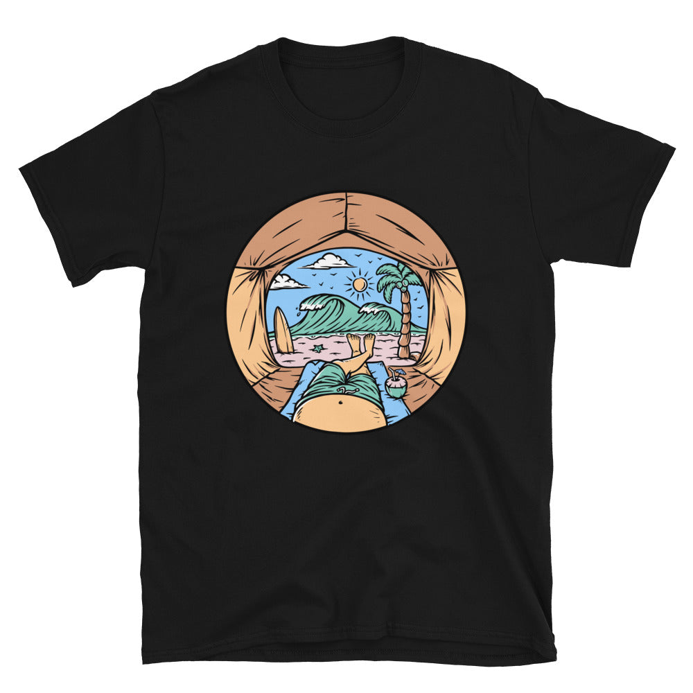 Sehen Sie den Strand aus dem Inneren des Zeltes. Passgenaues Unisex-Softstyle-T-Shirt