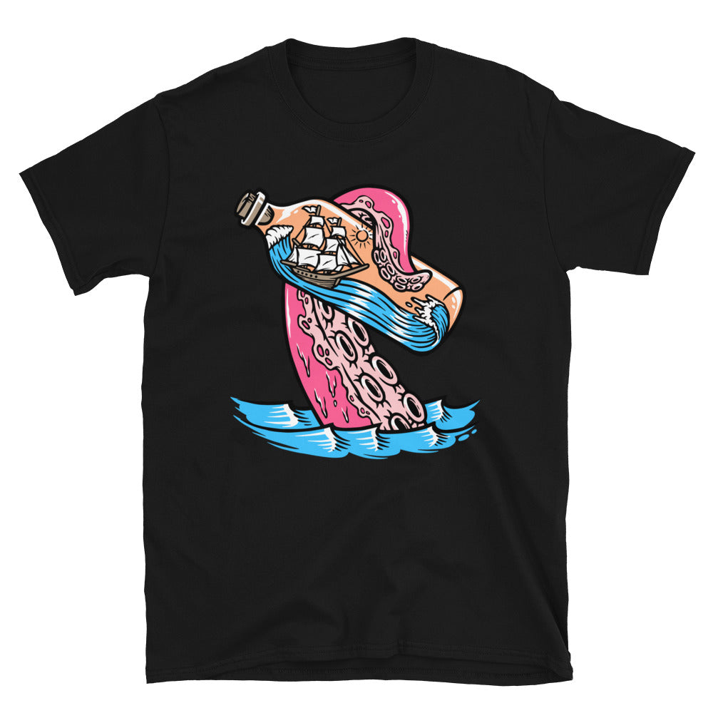 Segelschiff in der Flasche und riesiger Oktopus greifen Fit Unisex Softstyle T-Shirt an