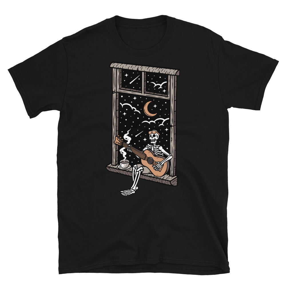 calavera tocando la guitarra en la ventana por la noche Fit Camiseta unisex Softstyle