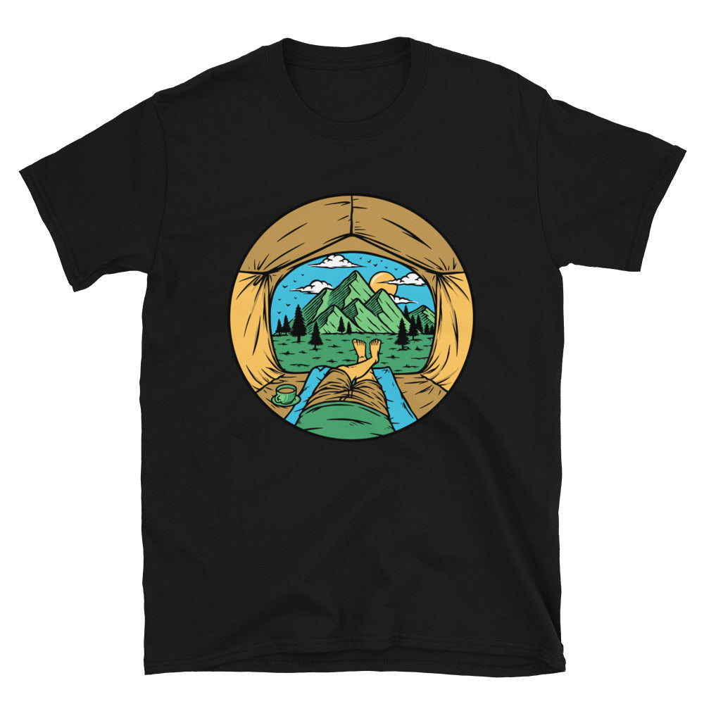 Sehen Sie den Berg aus dem Inneren des Zeltes. Passgenaues Unisex-Softstyle-T-Shirt