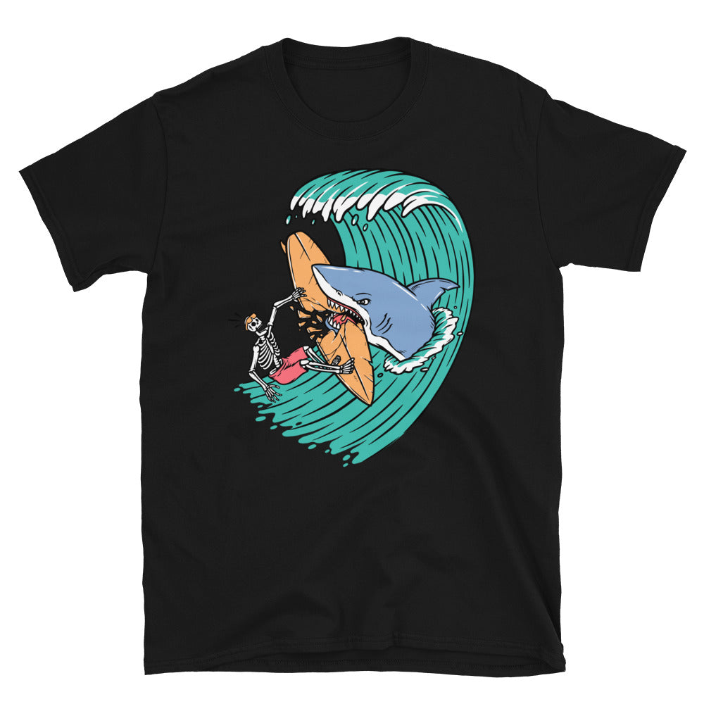 Los tiburones atacan a los surfistas Fit Unisex Softstyle camiseta