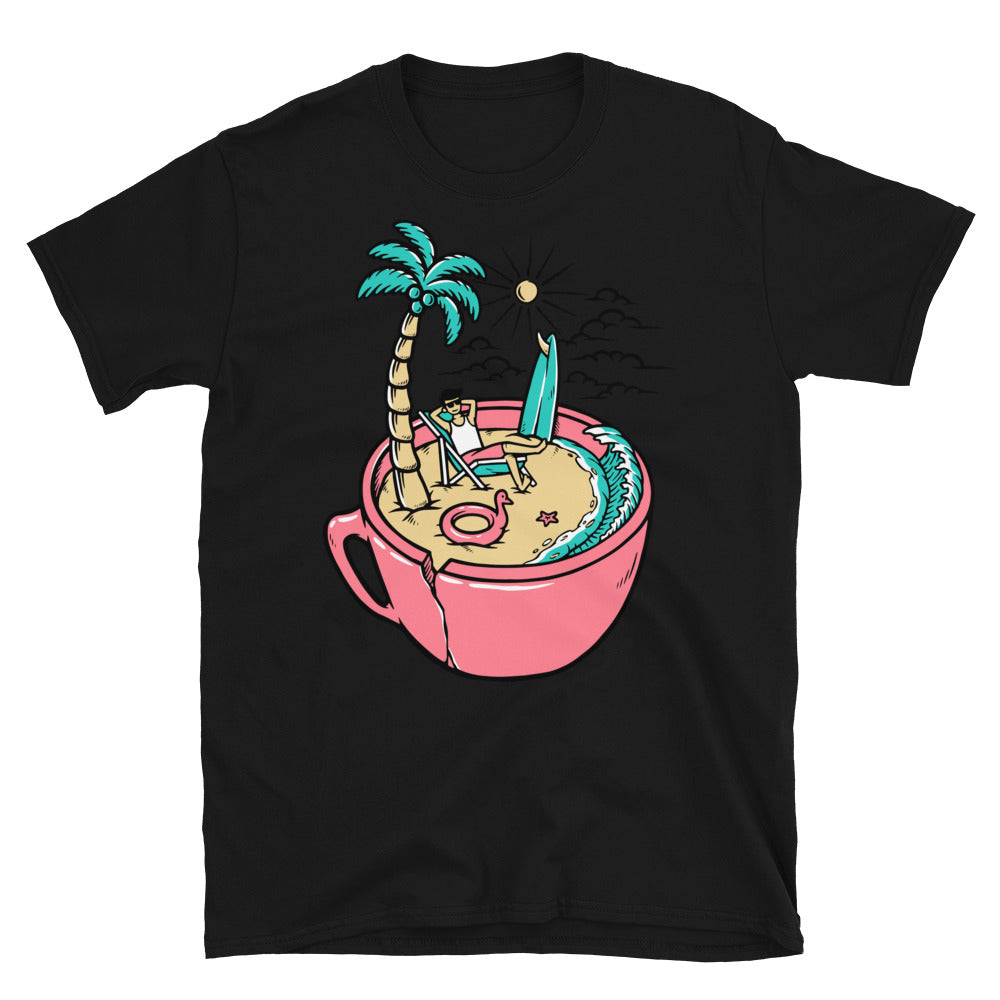 Mit einem Coffee Fit Unisex Softstyle T-Shirt entspannen sich Menschen am Strand