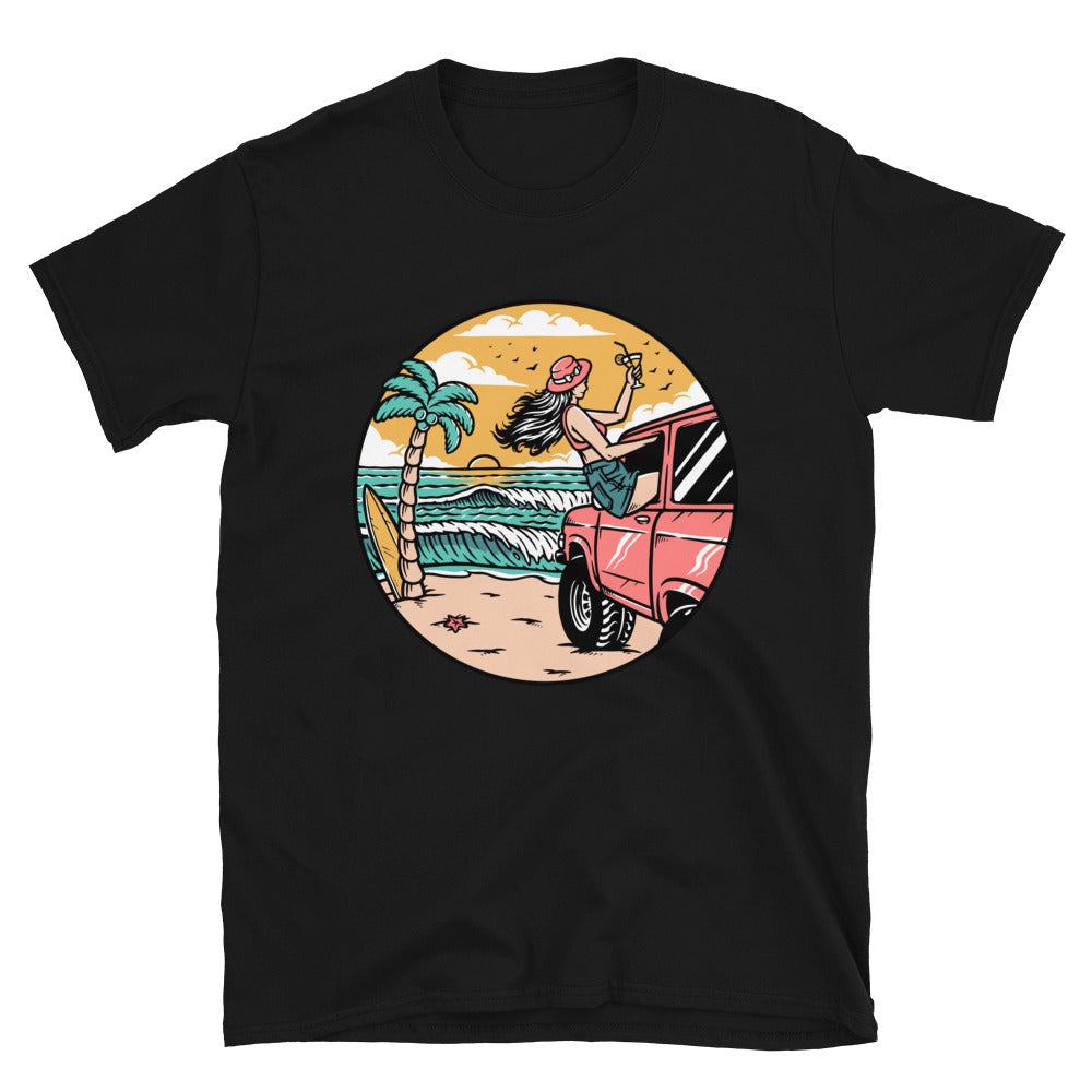 Mujer en la playa con un coche Fit Unisex Softstyle Camiseta