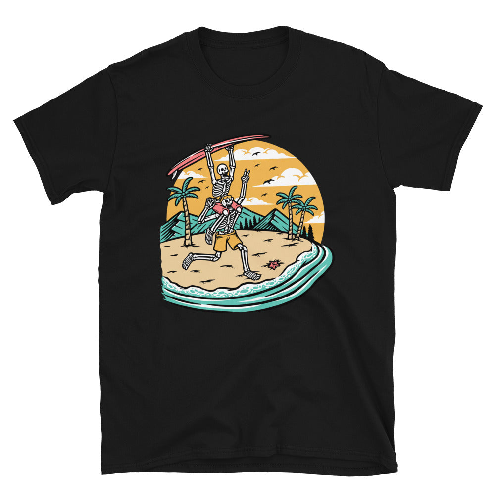 Zwei Totenköpfe haben Spaß am Strand. Passgenaues Unisex-Softstyle-T-Shirt