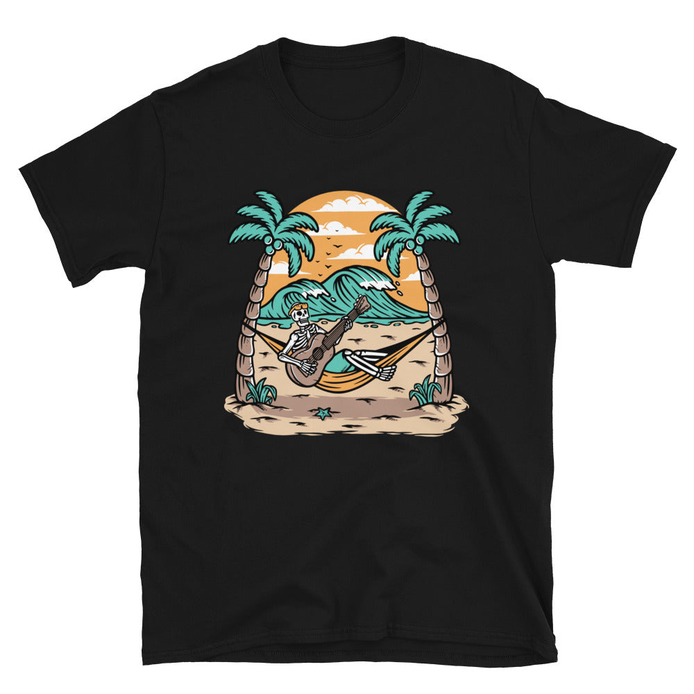 Totenkopf spielt Gitarre am Strand. Passgenaues Unisex-Softstyle-T-Shirt