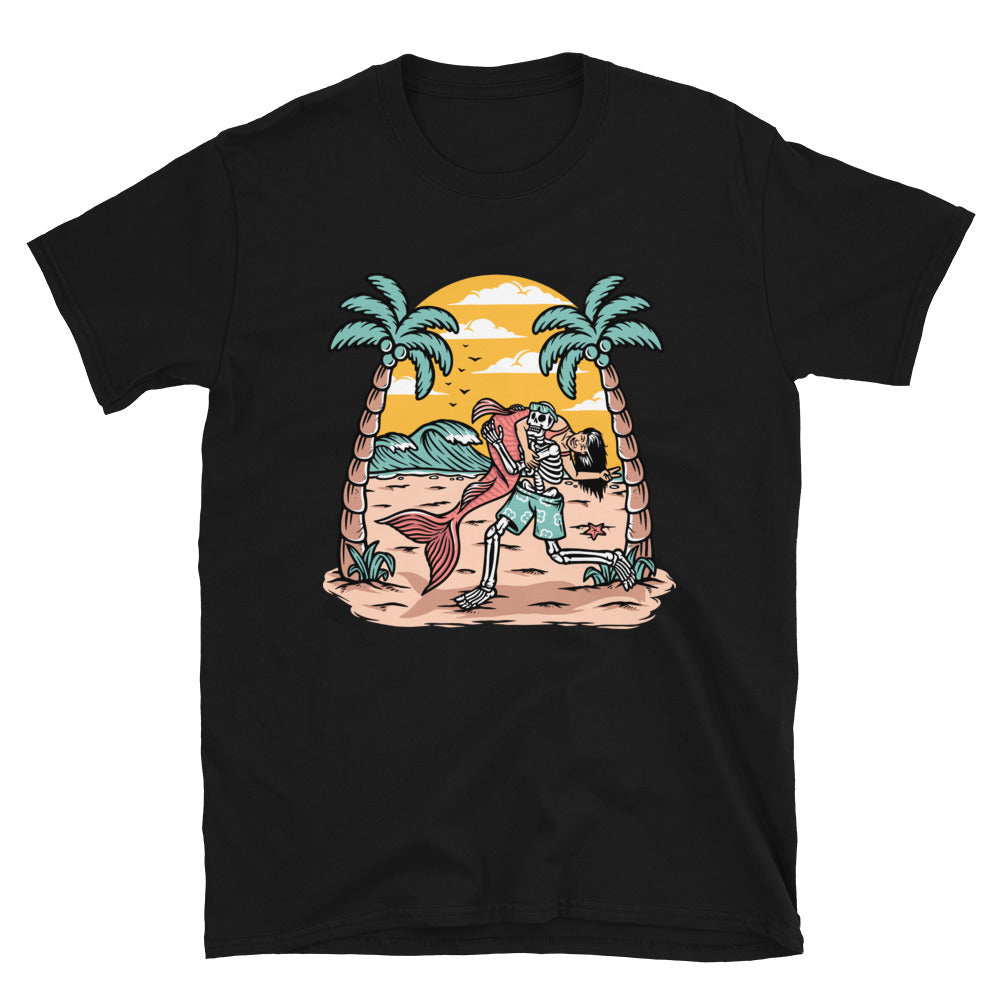 Calavera sosteniendo una sirena en la playa Fit Camiseta unisex Softstyle