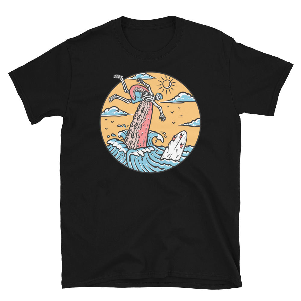 Oktopus greift Surfer im Meer an. Passgenaues Unisex-Softstyle-T-Shirt