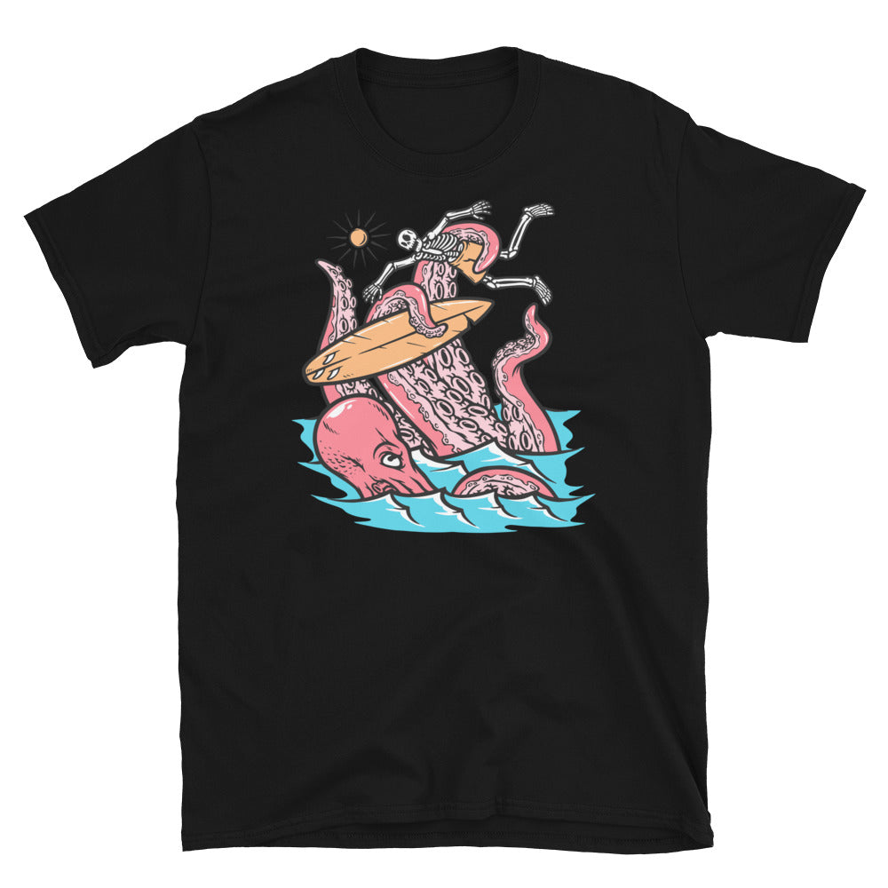 Oktopus greift Surfer an Fit Unisex Softstyle T-Shirt