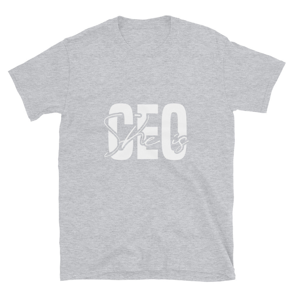 Ella es CEO Fit Unisex Softstyle camiseta