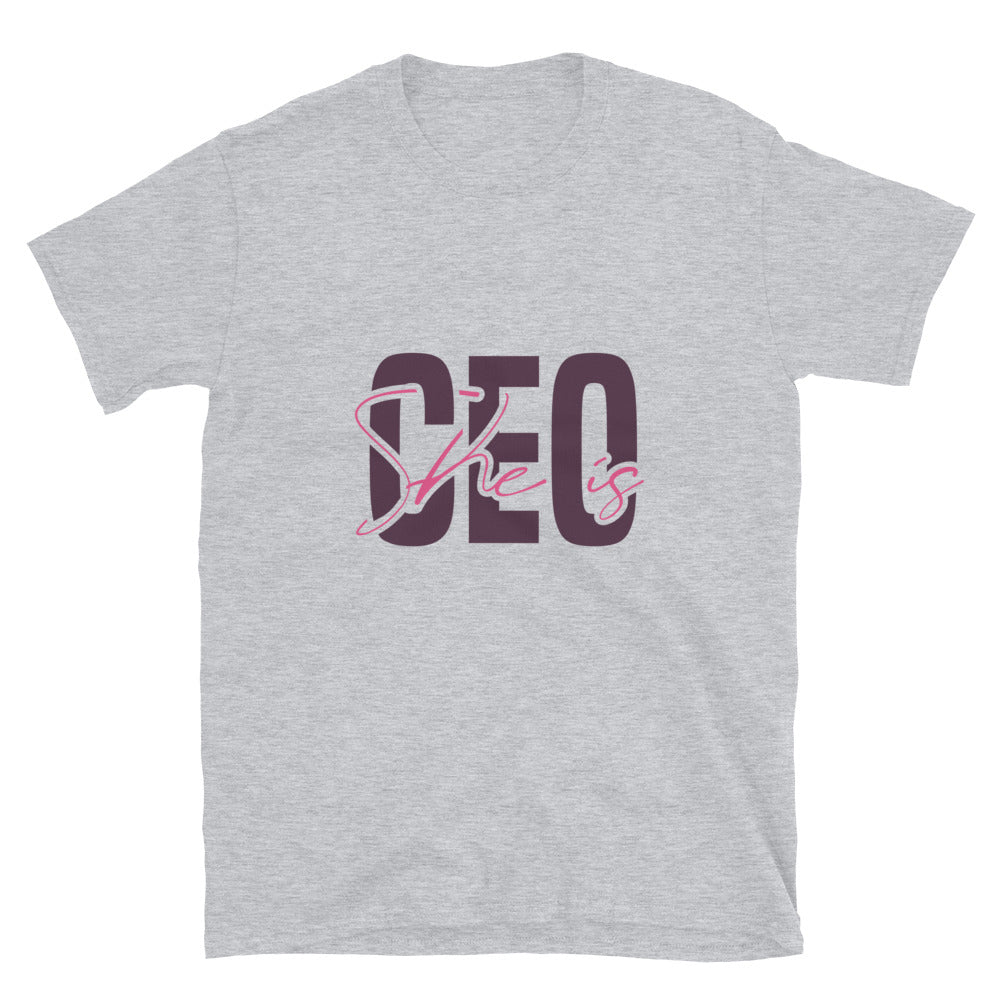 Sie ist CEO Fit Unisex Softstyle T-Shirt