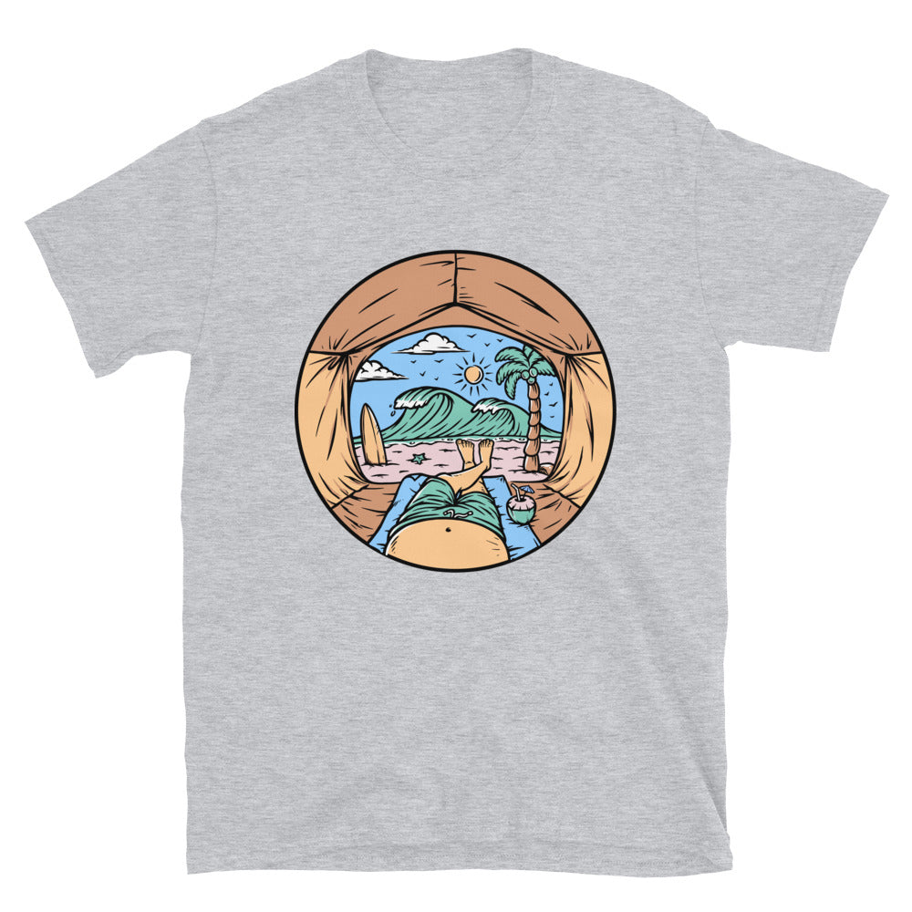 Sehen Sie den Strand aus dem Inneren des Zeltes. Passgenaues Unisex-Softstyle-T-Shirt