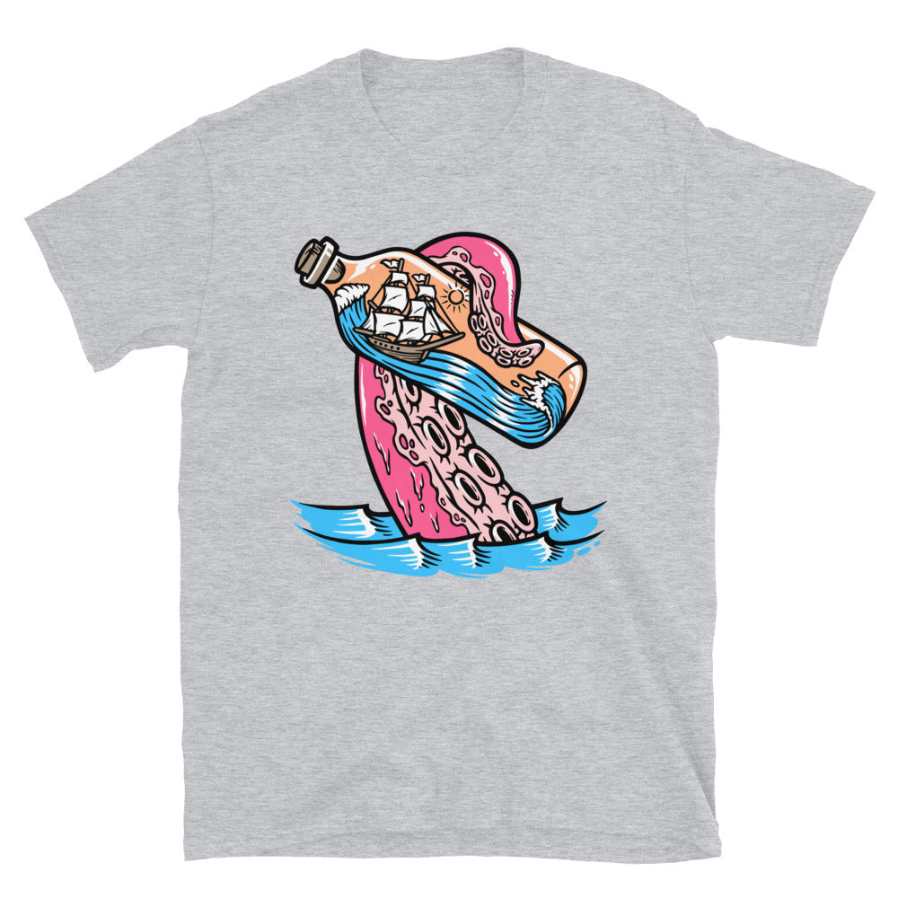 Segelschiff in der Flasche und riesiger Oktopus greifen Fit Unisex Softstyle T-Shirt an