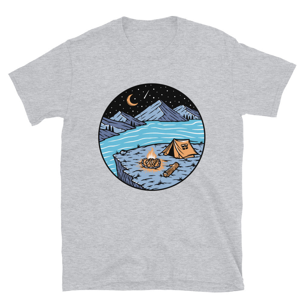 Vista de montañas y lagos por la noche Fit Camiseta unisex Softstyle