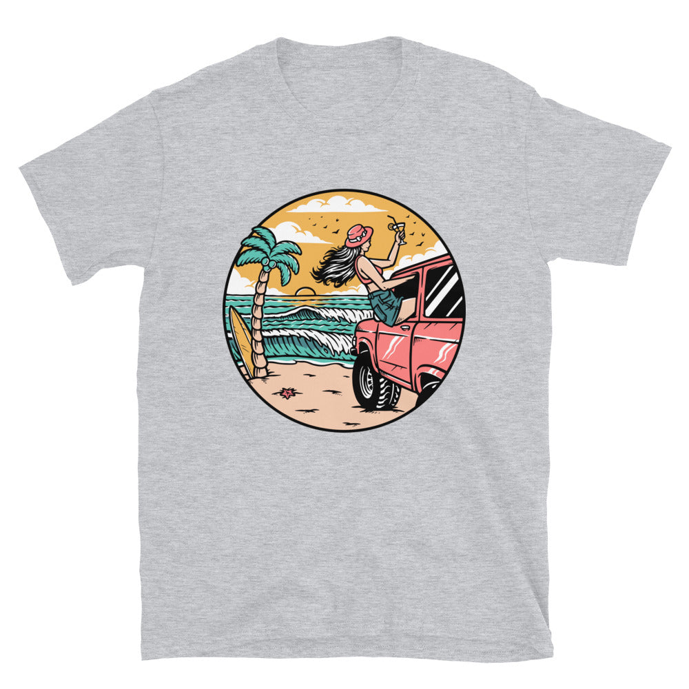 Mujer en la playa con un coche Fit Unisex Softstyle Camiseta