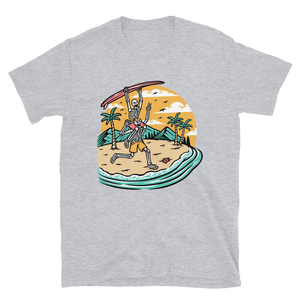 Zwei Totenköpfe haben Spaß am Strand. Passgenaues Unisex-Softstyle-T-Shirt