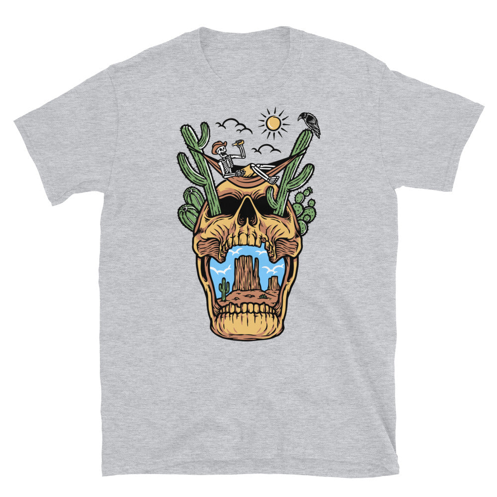 Calavera relajándose en el desierto Fit Camiseta unisex Softstyle