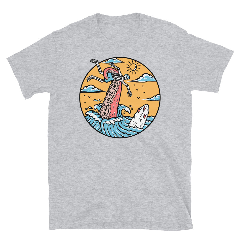 Oktopus greift Surfer im Meer an. Passgenaues Unisex-Softstyle-T-Shirt