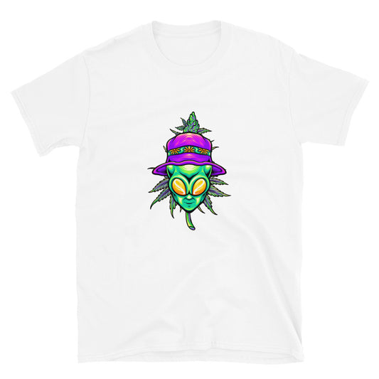 Sommerlicher Alien-Kopf mit Cannabis-Unkrautblatt-Pflanze. Passgenaues Unisex-Softstyle-T-Shirt