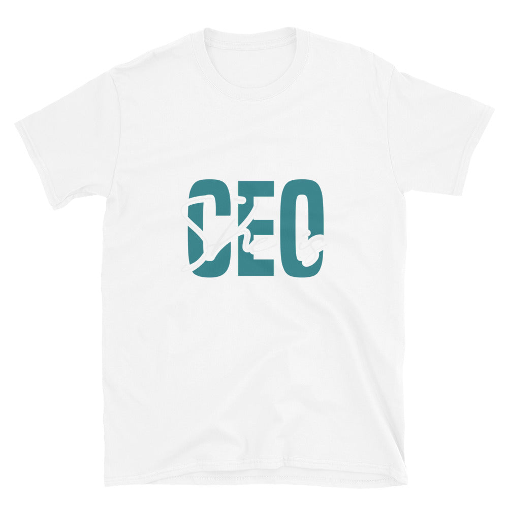 Ella es CEO Fit Unisex Softstyle camiseta