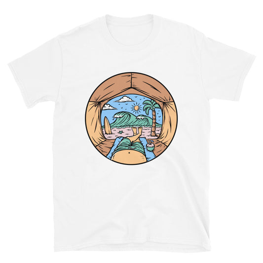 Sehen Sie den Strand aus dem Inneren des Zeltes. Passgenaues Unisex-Softstyle-T-Shirt