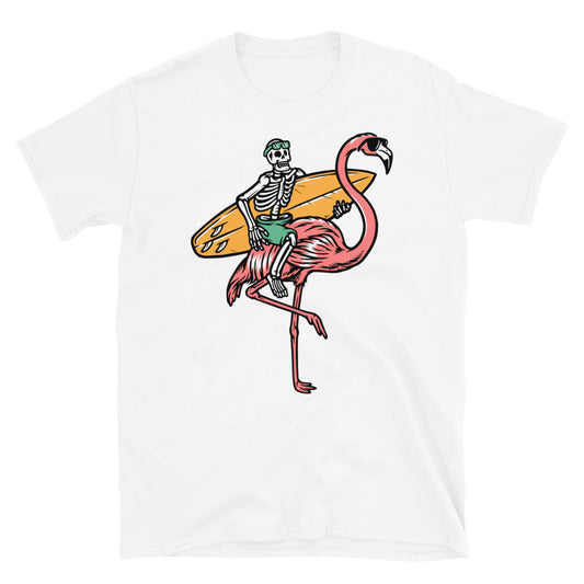 Totenkopf und Flamingo machen sich bereit zum Surfen. Fit Unisex Softstyle T-Shirt