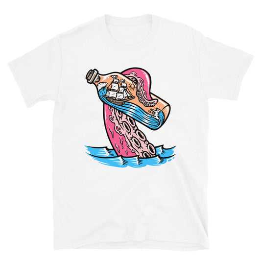 Segelschiff in der Flasche und riesiger Oktopus greifen Fit Unisex Softstyle T-Shirt an