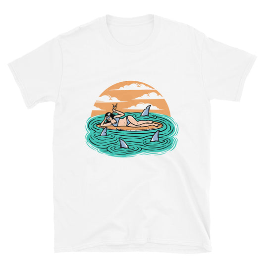 Frau Surferin liegt auf Surfbrett Fit Unisex Softstyle T-Shirt