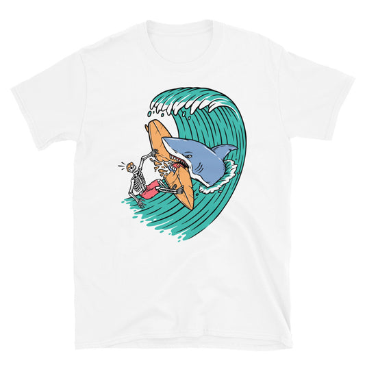 Los tiburones atacan a los surfistas Fit Unisex Softstyle camiseta