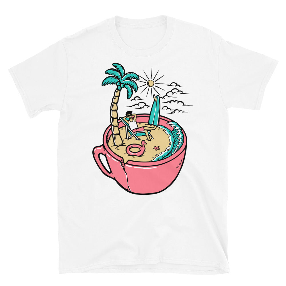 Mit einem Coffee Fit Unisex Softstyle T-Shirt entspannen sich Menschen am Strand