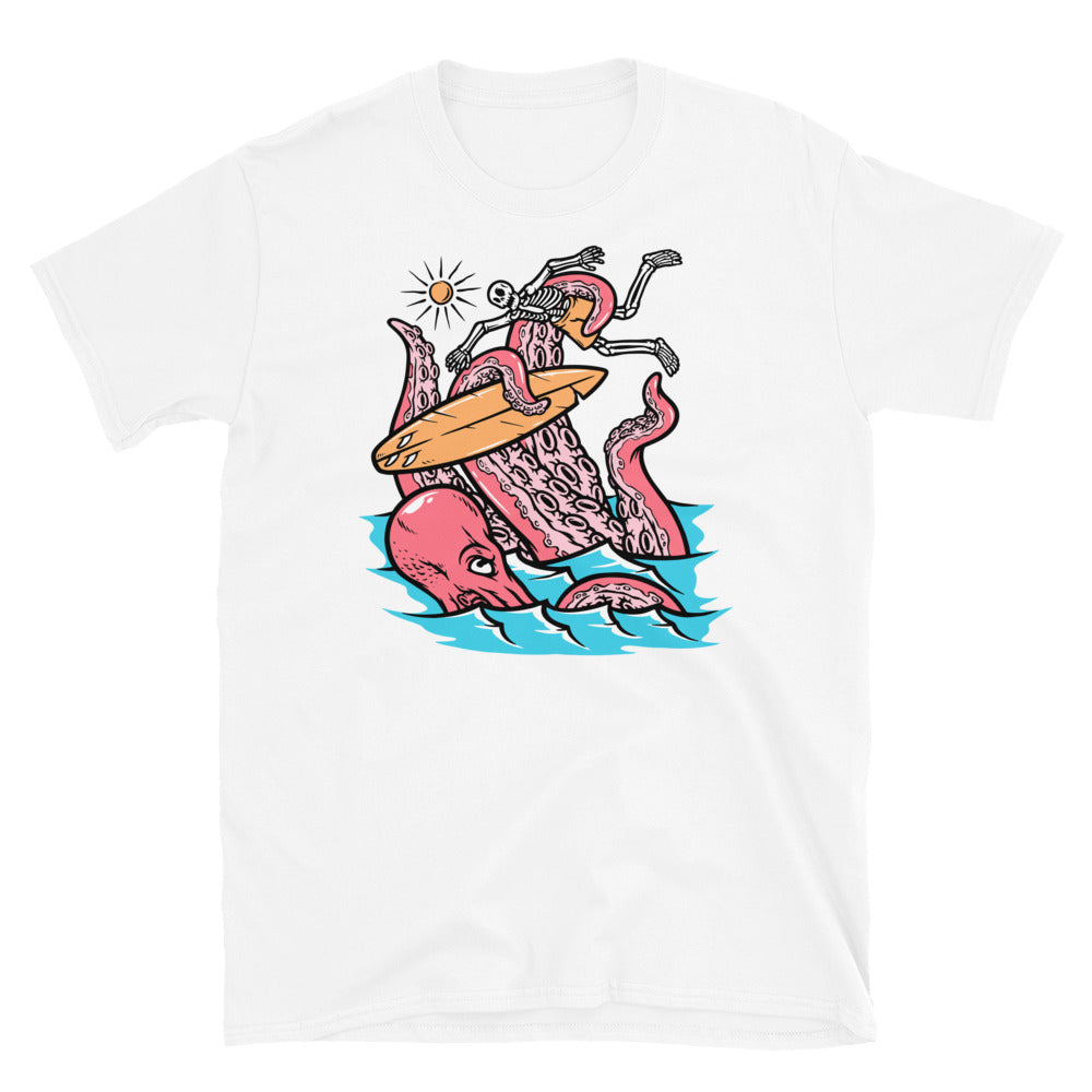 Octopus attacks surfers Fit Unisex Softstyle T-Shirt